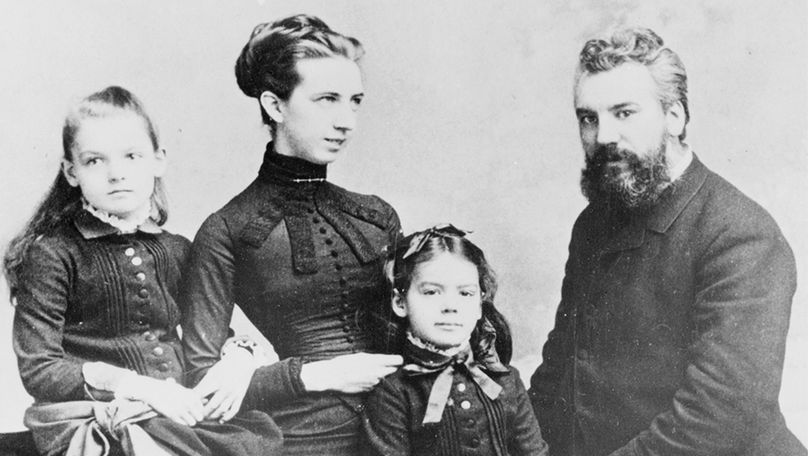 Bell with his wife Mabel Gardiner Hubbard with their daughters Elsie and Marian in 1885.